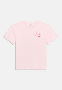 Ανοιχτό ροζ κοντομάνικο T-shirt με δύο μικρά κόκκινα χαμογελαστά προσωπάκια τυπωμένα στην αριστερή πλευρά του στήθους.