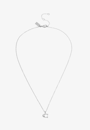 Hopeaketju hopeasta, jossa on pieni, kiiltävä 'C' -kirjainriipus. Yksinkertainen muotoilu, jossa on hummeri kiinnitys ja säädettävä ketjun pituus.