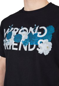 Wrong Friends BLUE ROSES  - Triko s potiskem - black