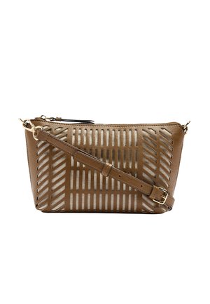 Brązowa torba na ramię z geometrycznymi wzorami wycięć, regulowanym paskiem i klamrą w złotym odcieniu, na białym tle.