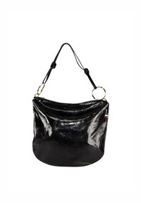 Zwarte leren handtas met een glanzende afwerking, gebogen vorm, verstelbare schouderband en gouden hardware accenten. Inclusief een klein Italiaans vlagdetail.