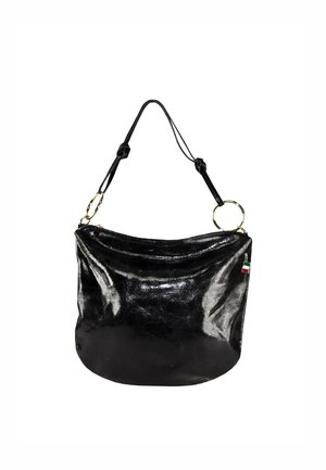 Sac à main en cuir noir avec une finition brillante, forme arrondie, bandoulière réglable et accents en métal doré. Comprend un petit détail du drapeau italien.