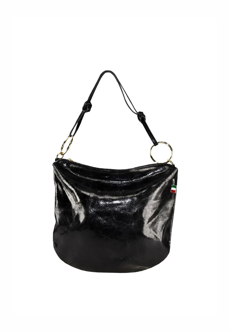 Zwarte leren handtas met een glanzende afwerking, gebogen vorm, verstelbare schouderband en gouden hardware accenten. Inclusief een klein Italiaans vlagdetail.