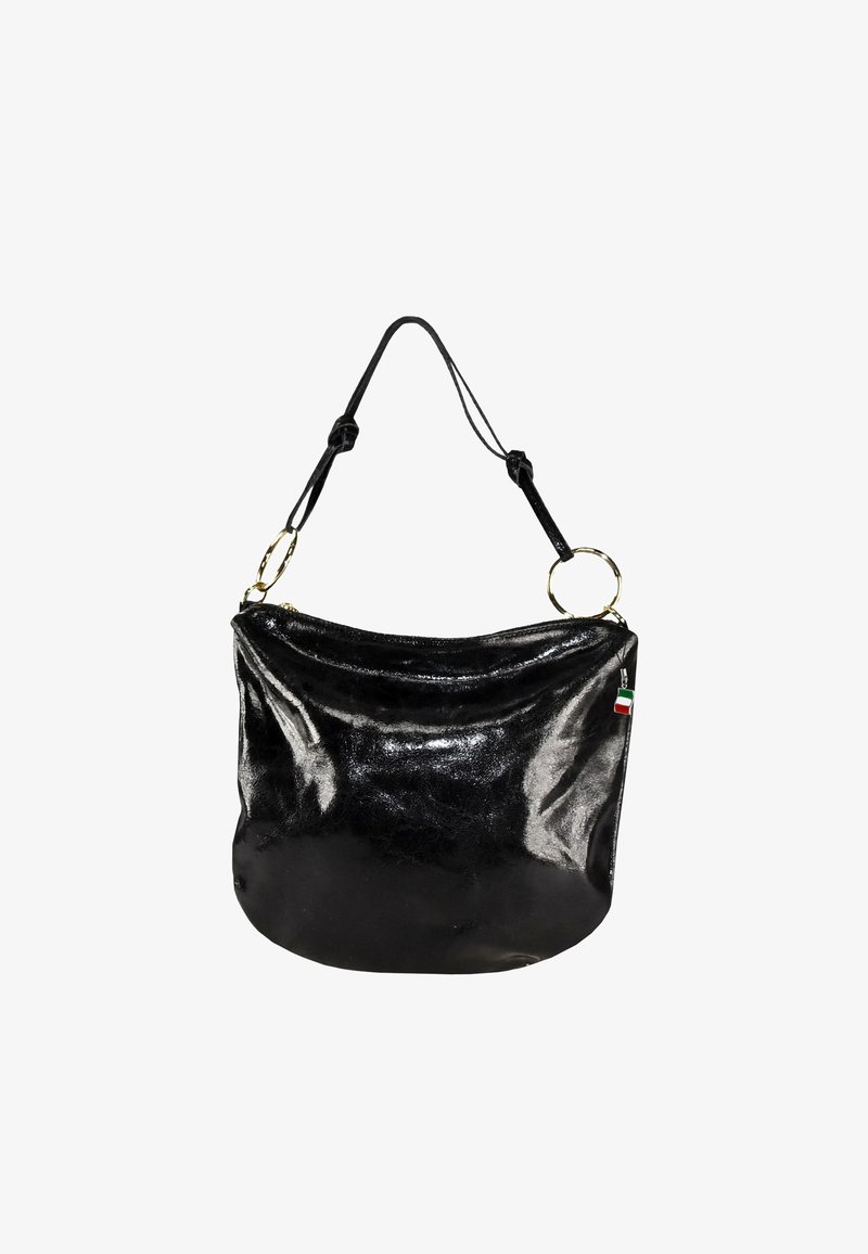 Zwarte leren handtas met een glanzende afwerking, gebogen vorm, verstelbare schouderband en gouden hardware accenten. Inclusief een klein Italiaans vlagdetail.