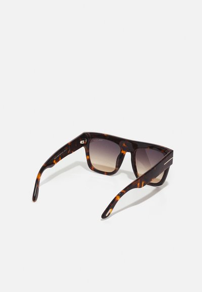 Ochelari de soare cu model țestoasă, cu o ramă groasă, lentile gradient și brate elegante cu accente metalice. Material durabil cu o finisare lucioasă.