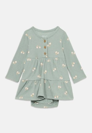 Weiches grünes Baby-Kleid mit langen Ärmeln und kleinen, hellrosa Blumenmotiven, Holzknöpfen auf der Brust und einem schichtweise gestalteten Rock.
