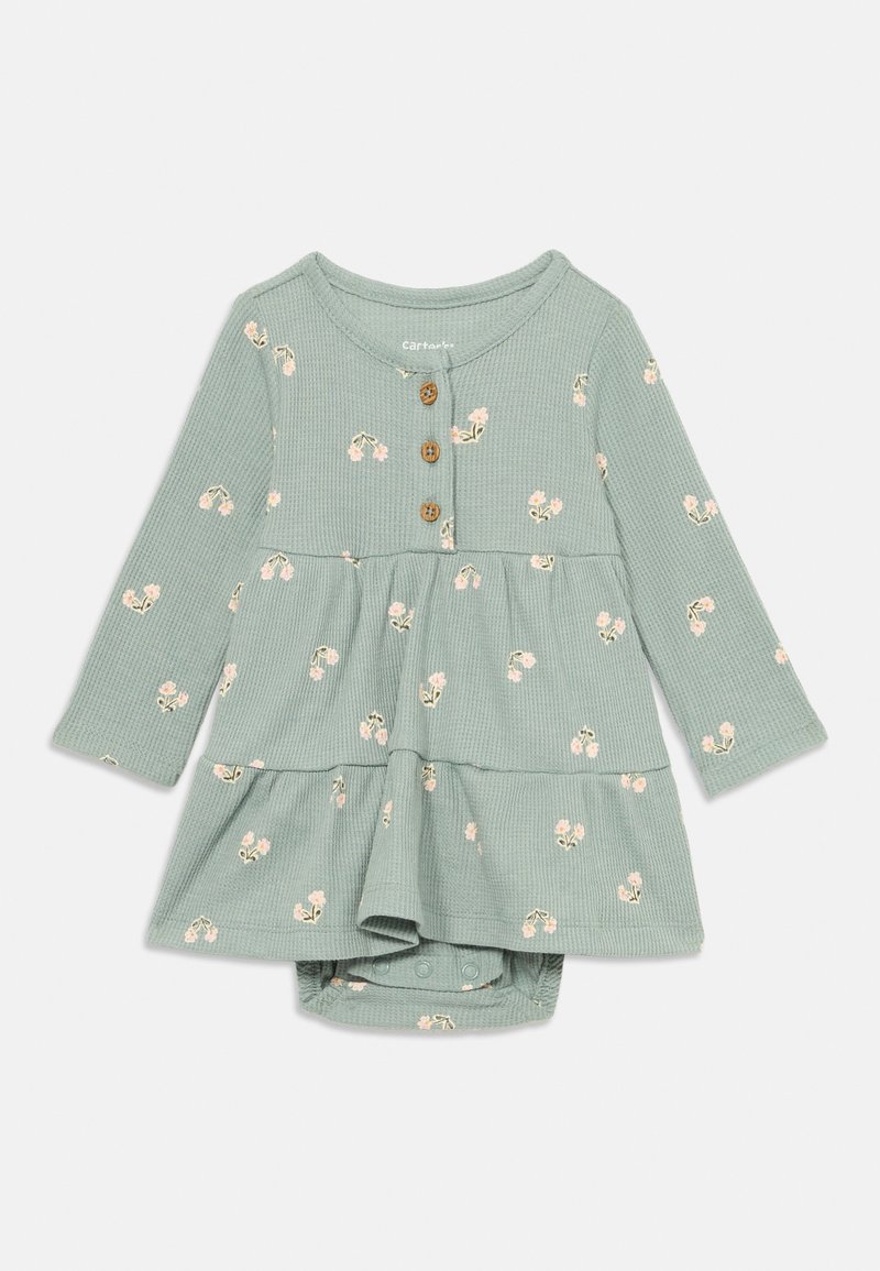 Vestido de bebé de manga longa verde suave com pequenos estampados de flores rosa claro, botões de madeira no peito e um design de saia em camadas.