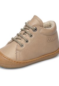 Scarpa alta in pelle beige con lacci grigi, punta rotonda e suola in gomma beige. Foderata con materiale morbido, presenta dettagli cuciti e decorazione con logo.