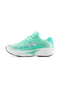 Ανοιχτό πράσινο αθλητικό παπούτσι New Balance με λευκή σόλα, πλεκτό επάνω μέρος και μεγάλο λογότυπο "N" στη πλευρά, σε θέα από την εξωτερική πλευρά.
