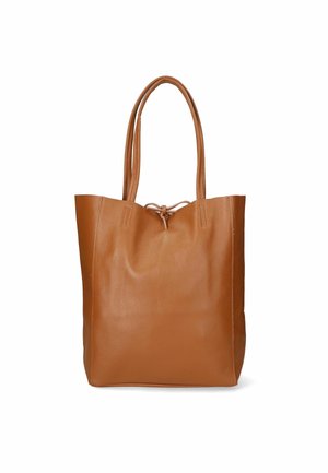 Bruine leren tote bag met twee schouderriemen, trekkoordsluiting en een gladde textuur. Minimalistisch ontwerp, ongestructureerde vorm.