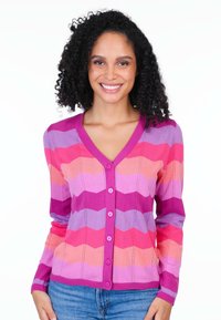Lila- und rosa gestreifter Cardigan mit V-Ausschnitt, langen Ärmeln und Knopfverschluss. Aus weichem Material mit einem Wellenmuster gefertigt.