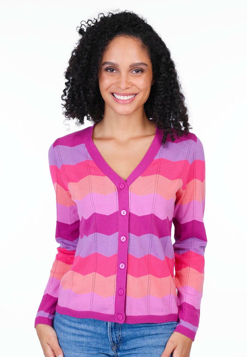 Lila- und rosa gestreifter Cardigan mit V-Ausschnitt, langen Ärmeln und Knopfverschluss. Aus weichem Material mit einem Wellenmuster gefertigt.