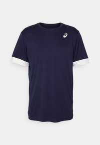 Camiseta de manga corta azul marino hecha de tela ligera, con acentos en blanco en los puños y un pequeño logo cerca del escote.