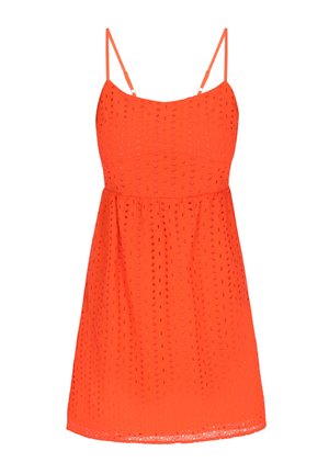 Pomarańczowa sukienka bez rękawów o luźnym kroju, z detalami w formie ażurowych wstawek, z wcięciem w talii i cienkimi, regulowanymi ramiączkami.