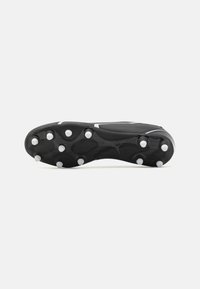 Mustat jalkapallokengät, joissa on teksturoitu pinta, valkoiset yksityiskohdat ja piikkipohja, joka sisältää yhdeksän pyöreää valkoista piikkiä.