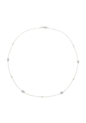Collier fin en chaîne argentée avec de petites perles et des pierres précieuses ovales transparentes régulièrement espacées le long de la chaîne avec un fermoir mousqueton.