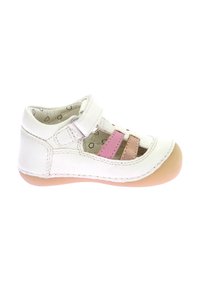 Scarpa in pelle bianca con accenti rosa e metallici, dotata di cinturino con chiusura a strappo, punta arrotondata e suola in gomma flessibile.