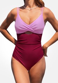 Costume da bagno intero con una parte superiore color malva, design attorcigliato e una sezione centrale a taglio color vino. Tessuto liscio, spalline regolabili.