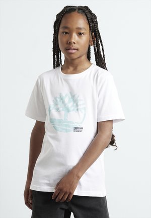 T-shirt en coton blanc avec un logo d'arbre turquoise et du texte noir. Manches courtes, col rond et coupe décontractée.