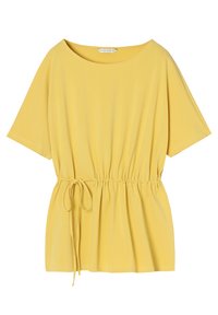 Top amarillo de manga corta, hecho de una tela suave, que presenta un corte relajado con la cintura ajustada y un detalle de lazo ajustable. Diseño liso.