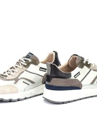 Zapatillas que presentan una mezcla de materiales de ante y cuero en beige, blanco y gris, con una suela texturizada, acentos contrastantes y cordones.