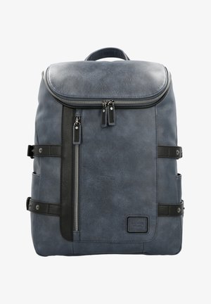 Sac à dos en cuir synthétique bleu texturé avec fermeture à rabat et double fermeture éclair. Comprend des bretelles noires et des accents sur les côtés.