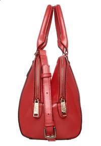 Röd läderhandväska med två dragkedjestängda fack, en platt botten och texturerad yta. Utrustad med dubbla handtag och en justerbar axelrem.