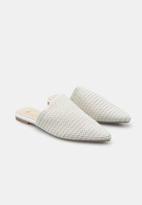 Bata Sandalias planas - beige