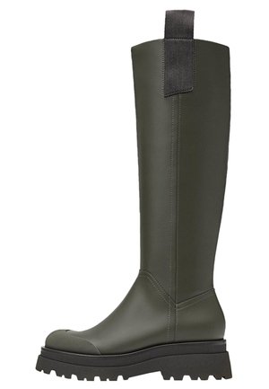 Botte haute en caoutchouc vert olive avec une semelle noire épaisse à crampons et une languette de traction en haut, conçue pour une utilisation en extérieur ou par temps humide.