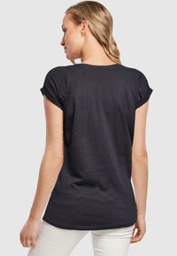 Merchcode GRAND DENVER EXTENDED SHOULDER TEE - T-shirts med print - navy
