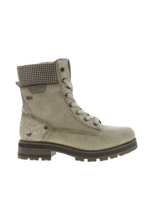 Bottines beige avec un col en tissu texturé, un design à lacets, un motif camouflage sur le côté et une semelle en caoutchouc robuste pour une meilleure adhérence.