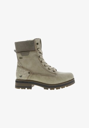 Bottines beige avec un col en tissu texturé, un design à lacets, un motif camouflage sur le côté et une semelle en caoutchouc robuste pour une meilleure adhérence.