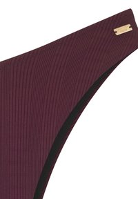Vīna krāsas bikini apakšdaļa ar vertikālu ribu tekstūru, melnu jostasvietu un nelielu metālisku zīmola logotipa akcentu.