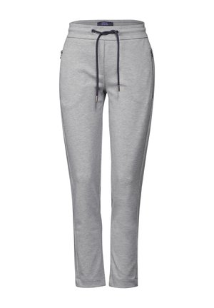 Pantaloni grigi in felpa con vita regolabile con cordino, tasche laterali, gambe affusolate e un tessuto morbido e texture. Presentano dettagli blu navy sul cordino.