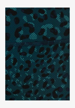 Donker turquoise stof met zwarte en lichtblauwe onregelmatige luipaardvlekken en zichtbare horizontale stiksels over het midden.