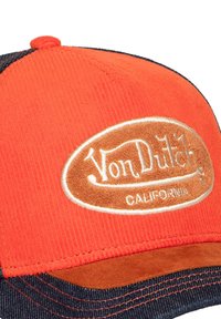 Gorra de pana naranja con visera azul marino, que presenta un parche texturizado marrón con "Von Dutch California" bordado en blanco.