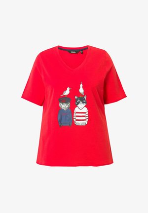 T-shirt in cotone rosso con scollo a v, caratterizzata da una grafica di due gatti con cappelli e righe, con gabbiani posati sulle loro teste.