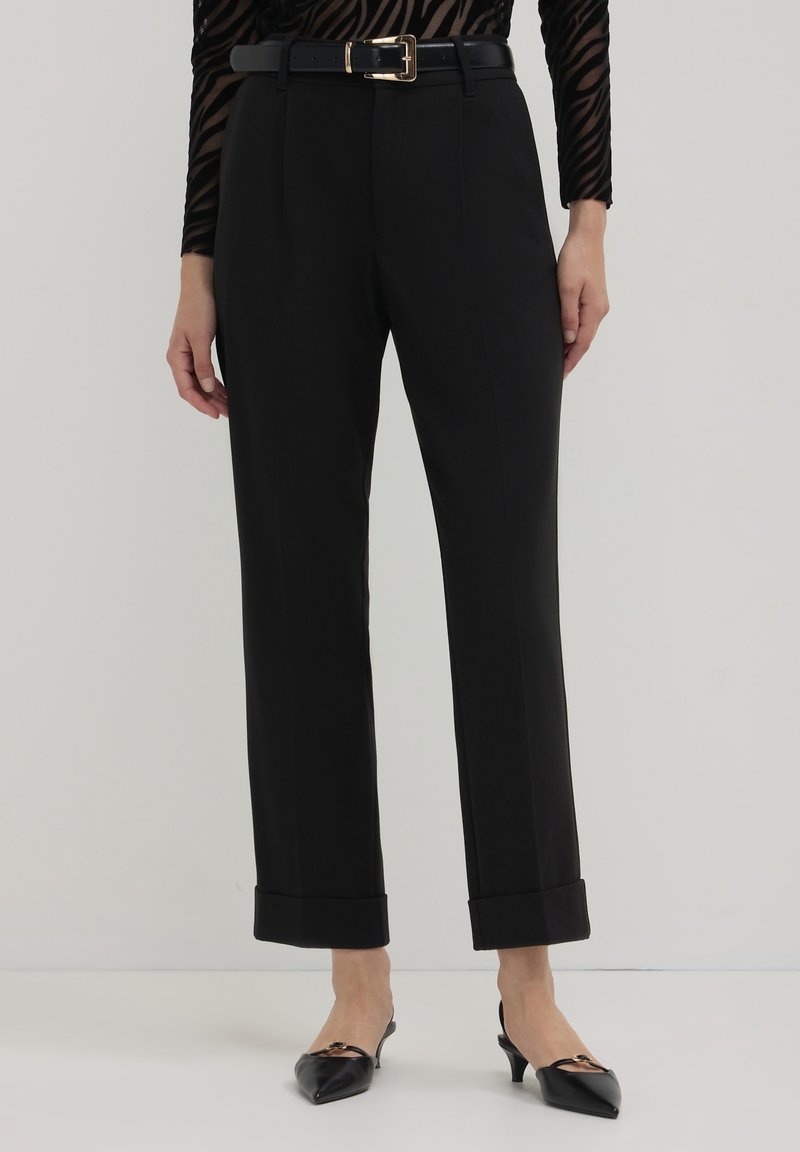 Pantaloni neri su misura con un design a gamba dritta, fondo a risvolto e una cintura con fibbia dorata per un tocco di stile. Tessuto liscio e strutturato.