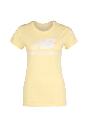 T-shirt jaune clair à manches courtes avec logo et texte New Balance blancs centrés à l'avant.