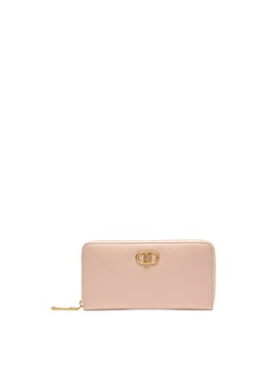 Portafoglio in pelle rosa chiaro con chiusura a zip, dettagli in hardware dorato, logo impresso e texture liscia. Forma rettangolare con cuciture ordinate.