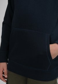 Donkerblauwe sweatshirt met een kangoeroezak en geribde boorden. Gemaakt van zacht materiaal, met een gladde textuur en subtiele stikdetails.