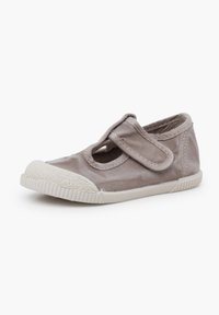 Graue Leinenschuhe mit runder Zehenpartie, strukturiertem Gummisohle und verstellbarem Klettverschluss. Merkmale sind genähte Kanten und ein minimalistisches Design.