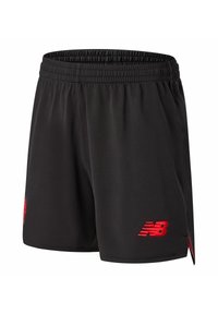 Schwarze Sportshorts mit elastischem Bund, mit einem roten New Balance-Logo auf der unteren linken Seite und roten Akzenten an den Seiten.