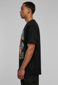 Upscale by Mister Tee UZIJIN HEAVY  - T-shirts med print - black