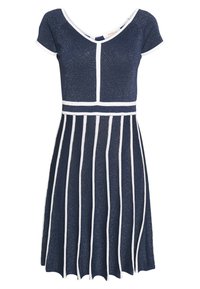 Marindress med kort ärm, V-hals och vita ränder. Har en figursydd livdel och utsvängd kjol, tillverkad av ett strukturerat material.