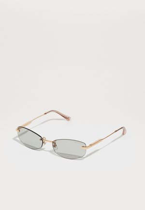 Occhiali da sole con lenti grigie, montatura sottile in metallo dorato, forma allungata e punte delle tempie accentate di rosa. Design minimalista con un branding sottile.