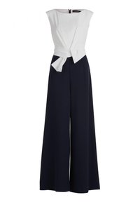 Combinaison bleu marine avec jambes larges, mettant en avant un bustier blanc ajusté et une ceinture nouée à la taille. Texture de tissu lisse, design minimaliste, fermeture éclair au dos.