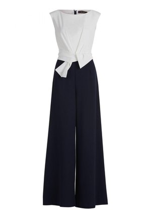 Sini jumpsuit dengan kaki lebar, menampilkan bodice putih yang pas dan aksen pinggang yang diikat. Tekstur kain yang halus, desain minimalis, penutupan dengan resleting di belakang.