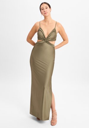 Olijfgroene satijnen maxi-jurk met een diepe V-hals, een gedraaide uitsnijding op de taille en dunne schouderbandjes. Glad, nauwsluitend textuur.