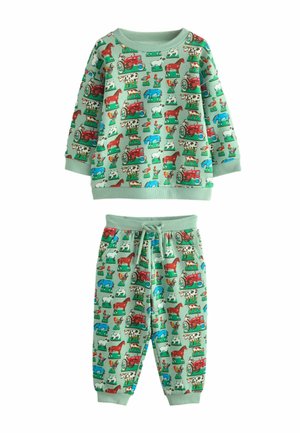 Conjunto de pijama verde de algodón que incluye una parte superior con un patrón de animales de granja y tractores, acompañado de pantalones a juego con cintura elástica.